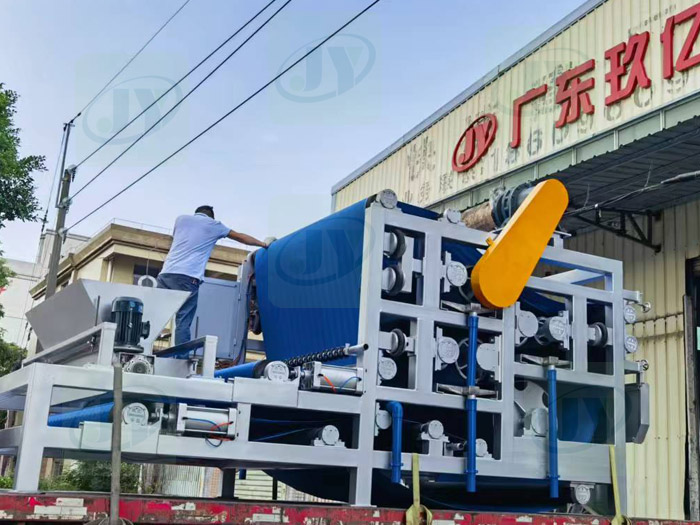 Belt type dewatering machine for coconut coir dewatering and desalination